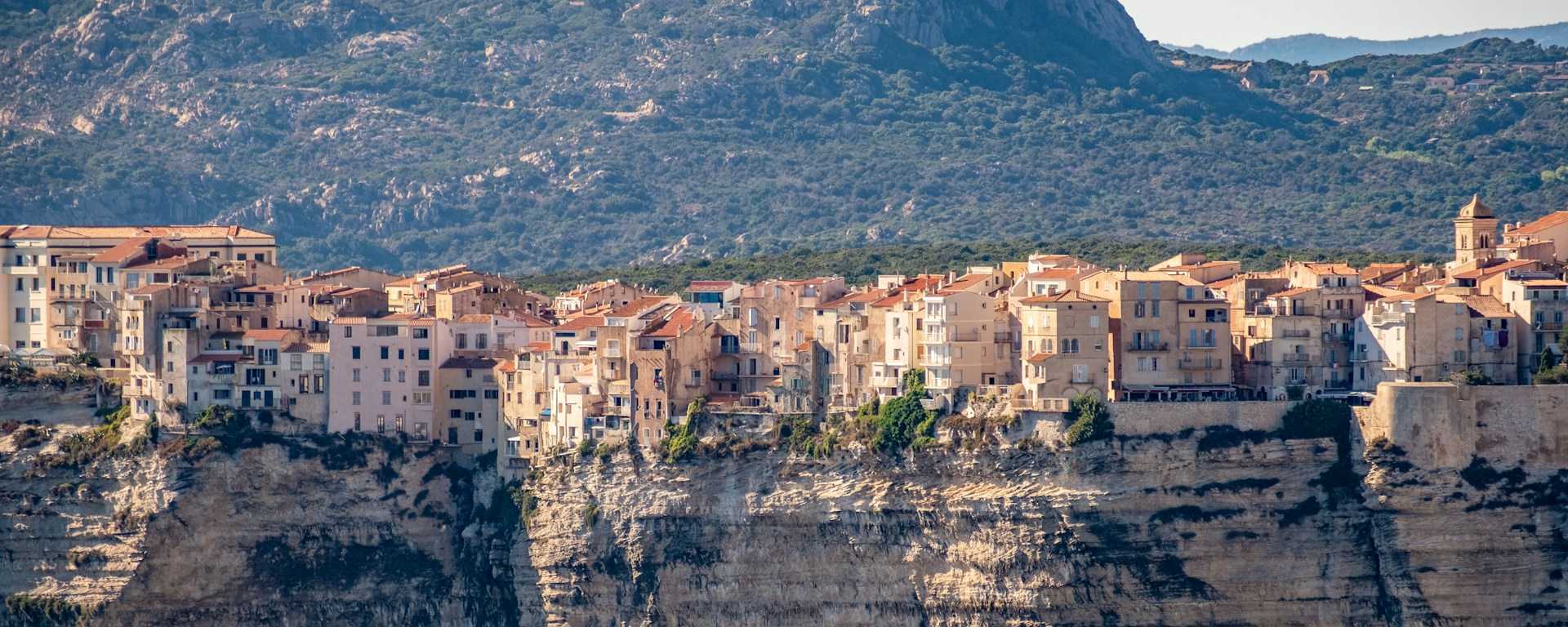 Lire la Corse comme un atlas : de la mer aux sommets, entre vallées et forêts