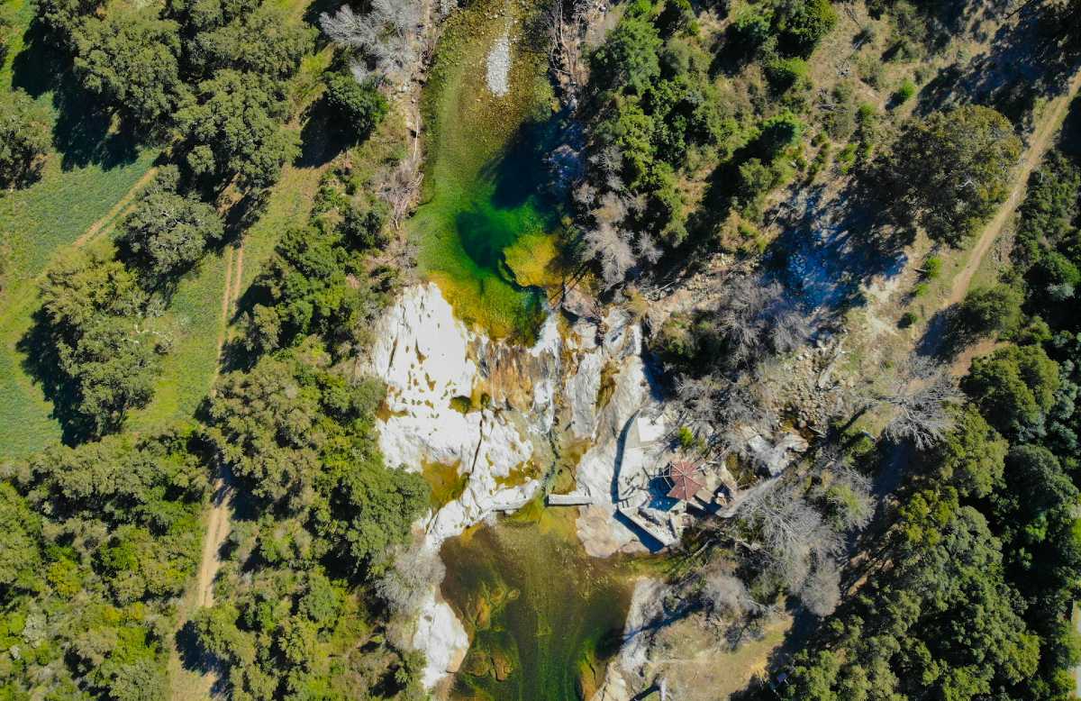Vue aérienne d'une rivière en Corse / photo Anthony Bressy