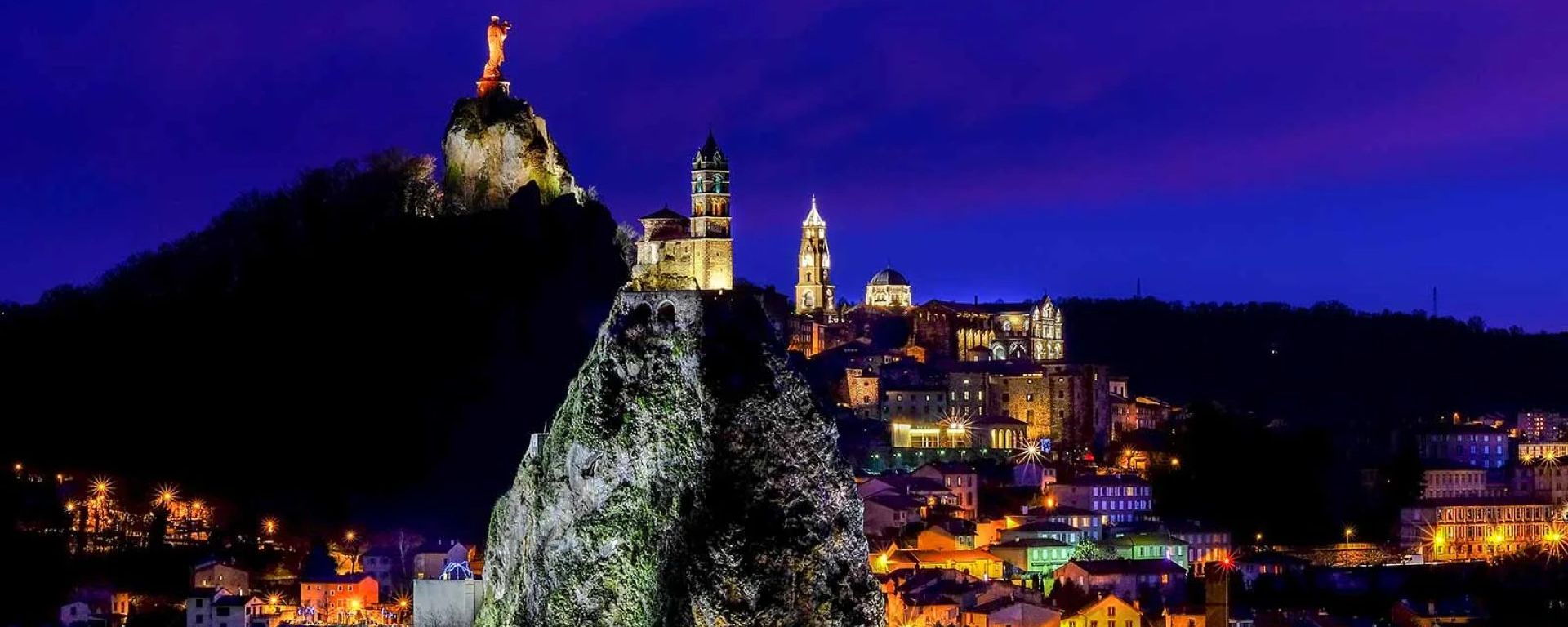 Vue sur les hauteurs du Puy-en-Velay de nuit sans le département del a Haute-Loire en Auvergne