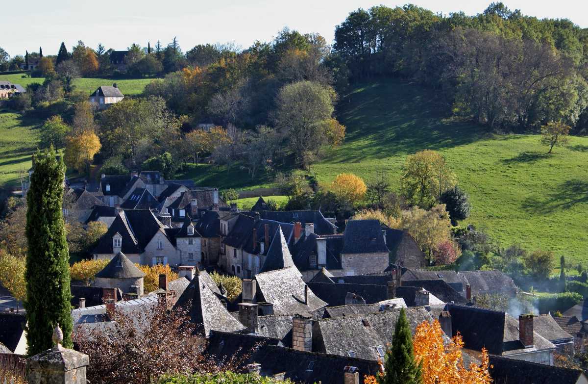 Toits en lauze des maisons d'un village à l'orée des bois et champs en Corrèze / photo Orythys