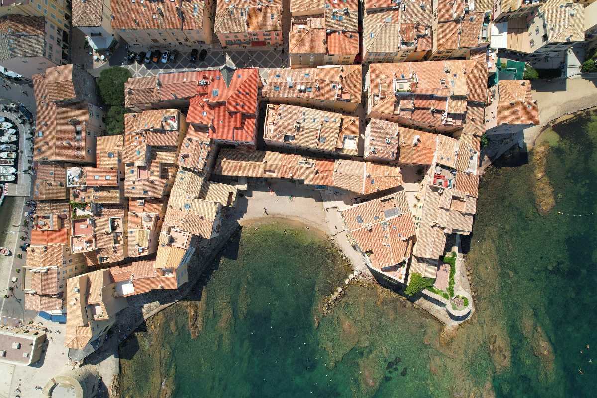Vue aérienne sur une commune du littoral méditerranéen en France