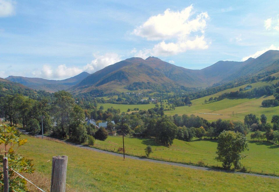Les monts du Cantal, Auvergne-Rhône-Alpes (Source : Wikimédia)